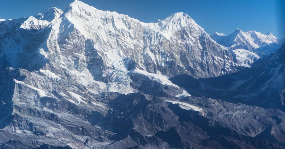 ヒマラヤ登山に勝手についてきた野良犬、標高7,129mのバルンツェを登頂してしまうWWWWW
