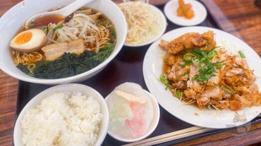 【画像】謎の台湾料理屋「油淋鶏定食(税込700円)がこれです