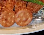 【画像】クラッカーで飯が食えるか・・・?