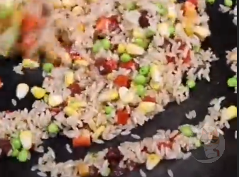 【動画】中国のアウトドア女子、外でも中華鍋一つで手際よくごちそうを作ってしまう