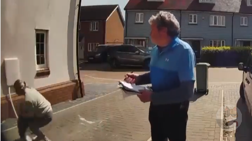 【悲報】イッヌ、飛ぶ… 彡🐕