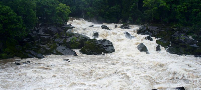 【動画】滝で自撮りしてた17人家族のフィリピン人、増水によりゆっくり川流れして3人死亡