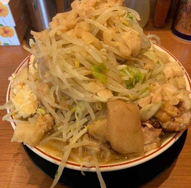 二郎系ラーメン麺250g豚2枚ニンニクマシマシ(大さじ2杯)野菜マシマシ(600g)アブラマシマシカラカラ