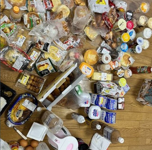 【画像あり】僕ニート。夜食を貪り、無事ご臨終。