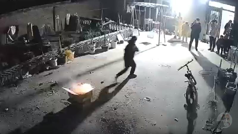 【動画】中国人さん、春節祝の花火ぶっ放していたところ、筒が倒れて家を直撃してしまう