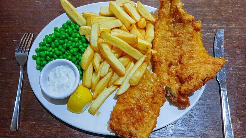 【画像】イギリスご自慢の「フィッシュ・アンド・チップス」とかいう料理wwwwwwwww