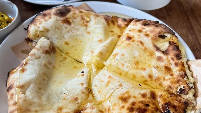 【画像】チーズナンというとんでもないモノを日本に持ち込んだ連中の正体wwwwwwwww