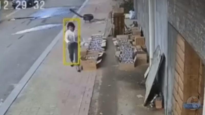 【gif】中国女さん、危ないところだった… 🤢