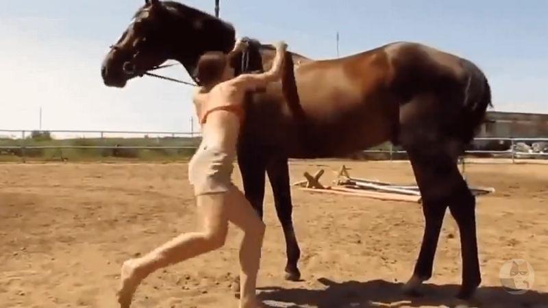 【動画】馬さん、いつまでも騎乗できない人間さんに怒り心頭