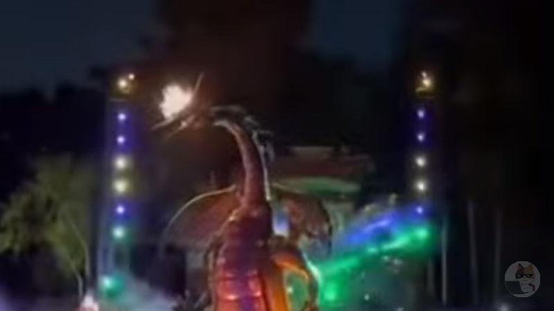 【動画あり】ドラゴン、ブレスに失敗して自分を燃やしてしまう。米鼠園