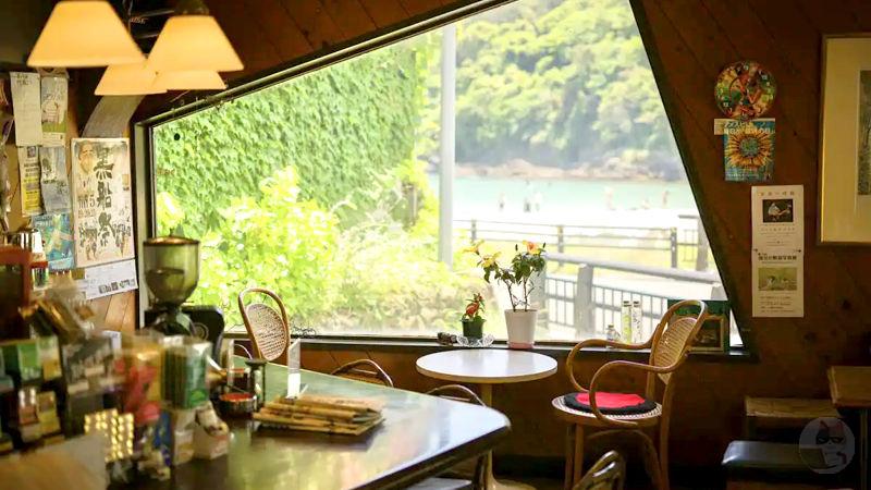 【画像】こういう喫茶店(サテン)で飲むクリームソーダ(クリソ)wwwwwwwwwwww