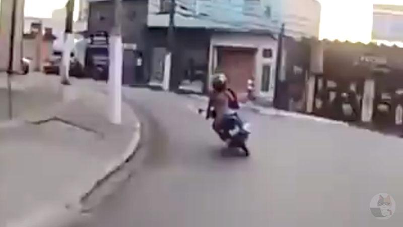 【動画】海外の白バイ、とんでもない